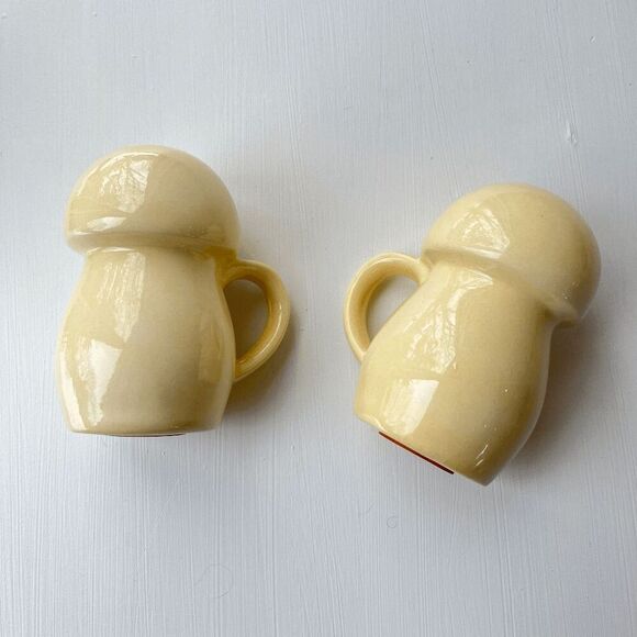 Vintage 70s Cream Ceramic Mushroom Salt & Pepper Shakers with Handles - Picture 6 of 10